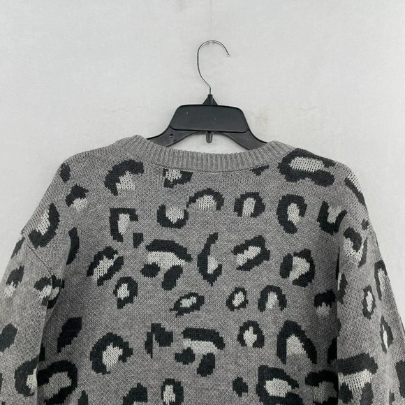 Kendall & Kylie Sweater Women's Sz Medium Gray Animal Leopard Print Crew Neck - Picture 8 of 13